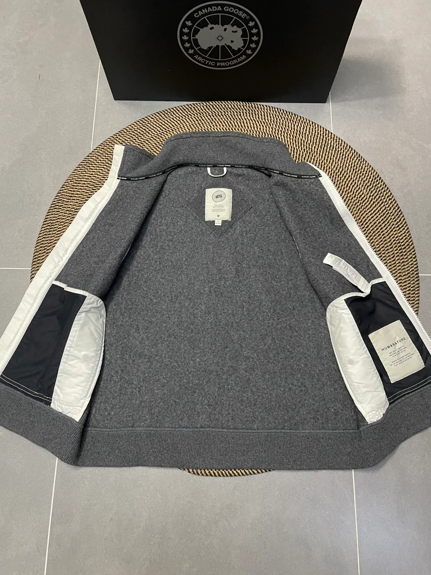 P600 Black CANADA GOOSE/Canada Goose Autumn and Winter Couple's Fleece Vest Jacket 🔘Color: Black Gray Khaki Highest version Original fabric High version High quality) ⚠All details Fabric accessories craftsmanship (all 1:1 passed inspection) (The owner is a "detail monster" so the goods he makes also pay attention to details) 1⃣ Distinguish the wrong version of market goods: all go single line ❌ Our genuine 1:1 special machine presses the line (high requirements for machine workers) 2⃣ Differentiates the market from drawings and making goods. Fabric color difference is too big. You get what you pay for, not fast food. 3⃣ Differentiates the market from low-end versions to receive labels, hang tags, and wash labels. All our accessories are custom-made (approved level) 4⃣ Differentiates the market from the detail-free workmanship❌ Our workmanship: neckline, shoulder line, armholes, cuffs, hem (In order to increase the cost, we must also restore the original product: yoke taping, double needle threading🔍) Size: S-XXL
